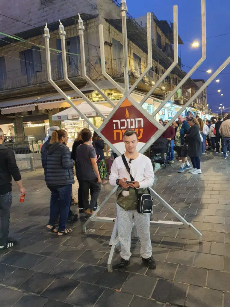 טיול באוירת חג כחלק מאירועי תרבות שלוקחים ילדים אוטיסטים