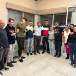 תמונה של אוטיסטים החוסים עם ראש העיר שדרות