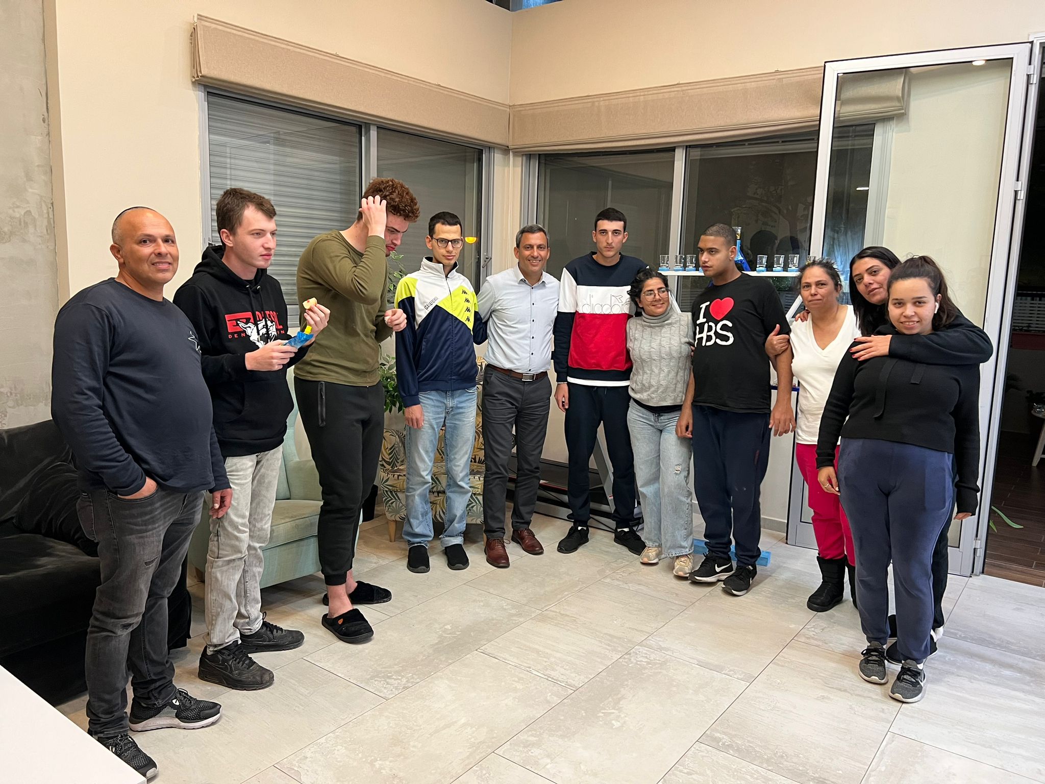 תמונה של אוטיסטים החוסים עם ראש העיר שדרות