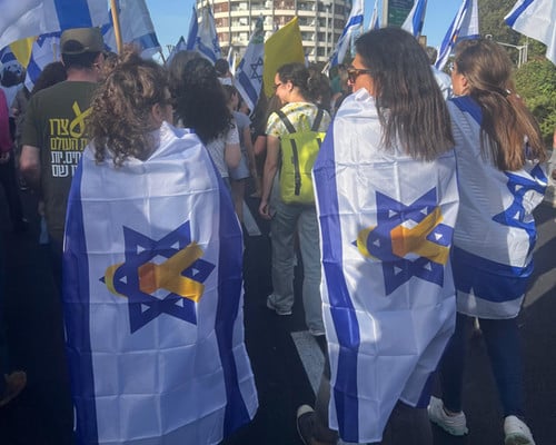 דגל ישראל וסימן החזרת החטופים עלין באדיבות מטה החטופים